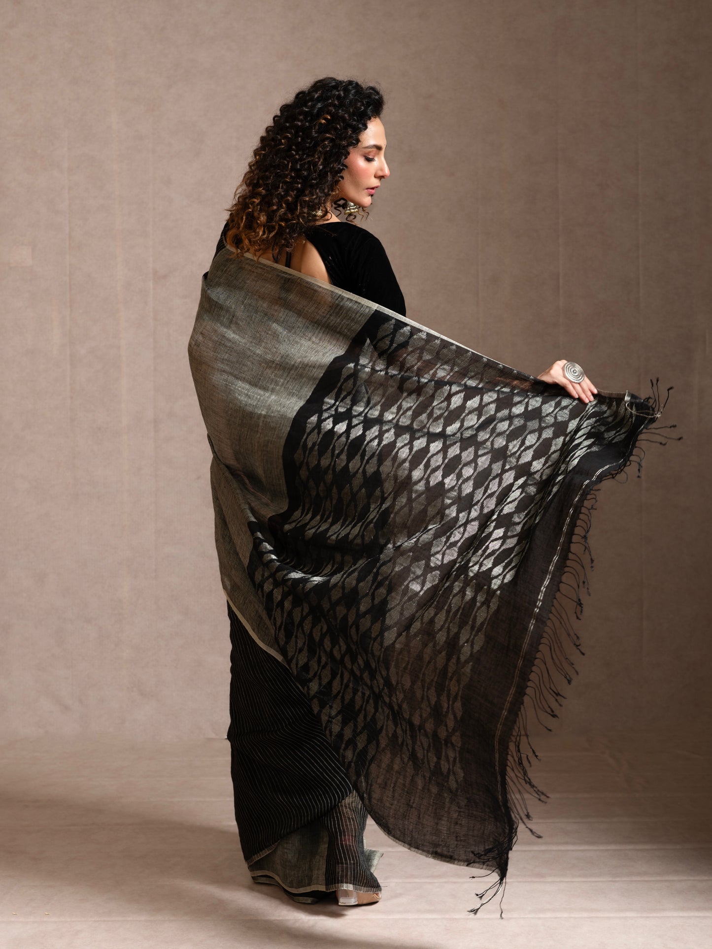 Black and Grey Pure Linen Jamdani Handloom Saree