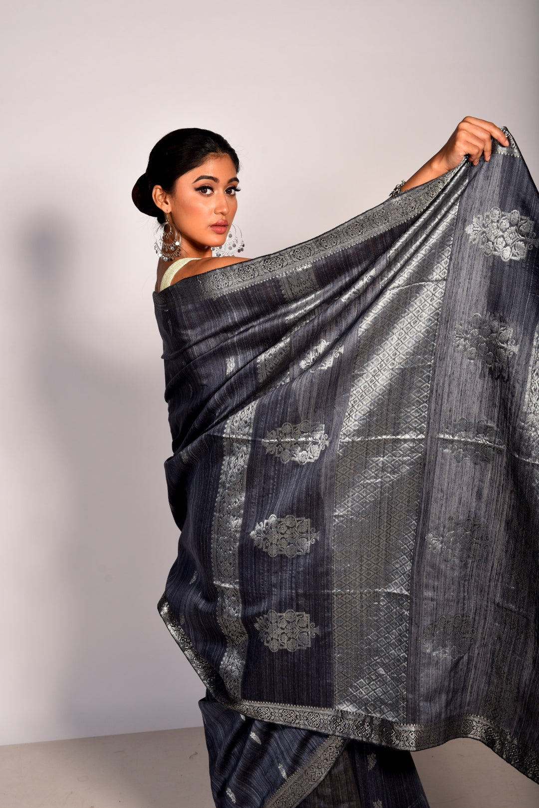 Grey Pure Matka Silk Banarasi Handloom Saree